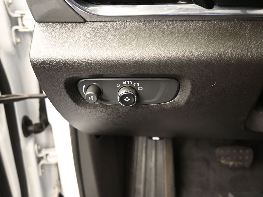 Used 2021 Chevrolet Traverse LS image 29