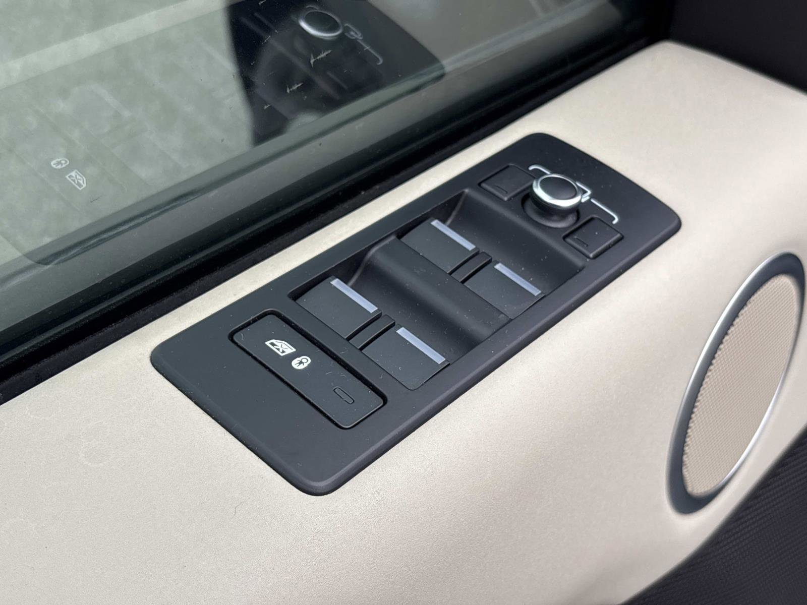 Used 2018 Land Rover Discovery SE image 13