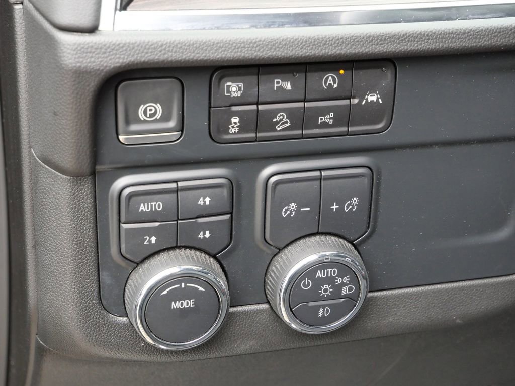 Used 2025 Chevrolet Suburban Z71 image 39