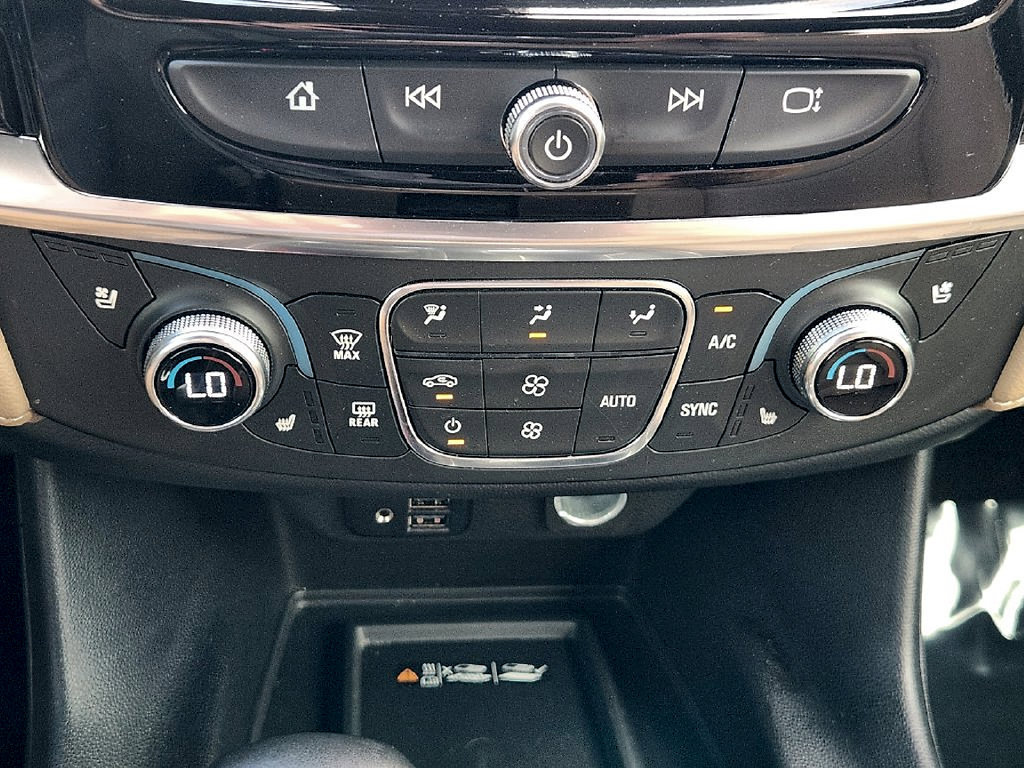 Used 2023 Chevrolet Traverse Premier FWD image 19