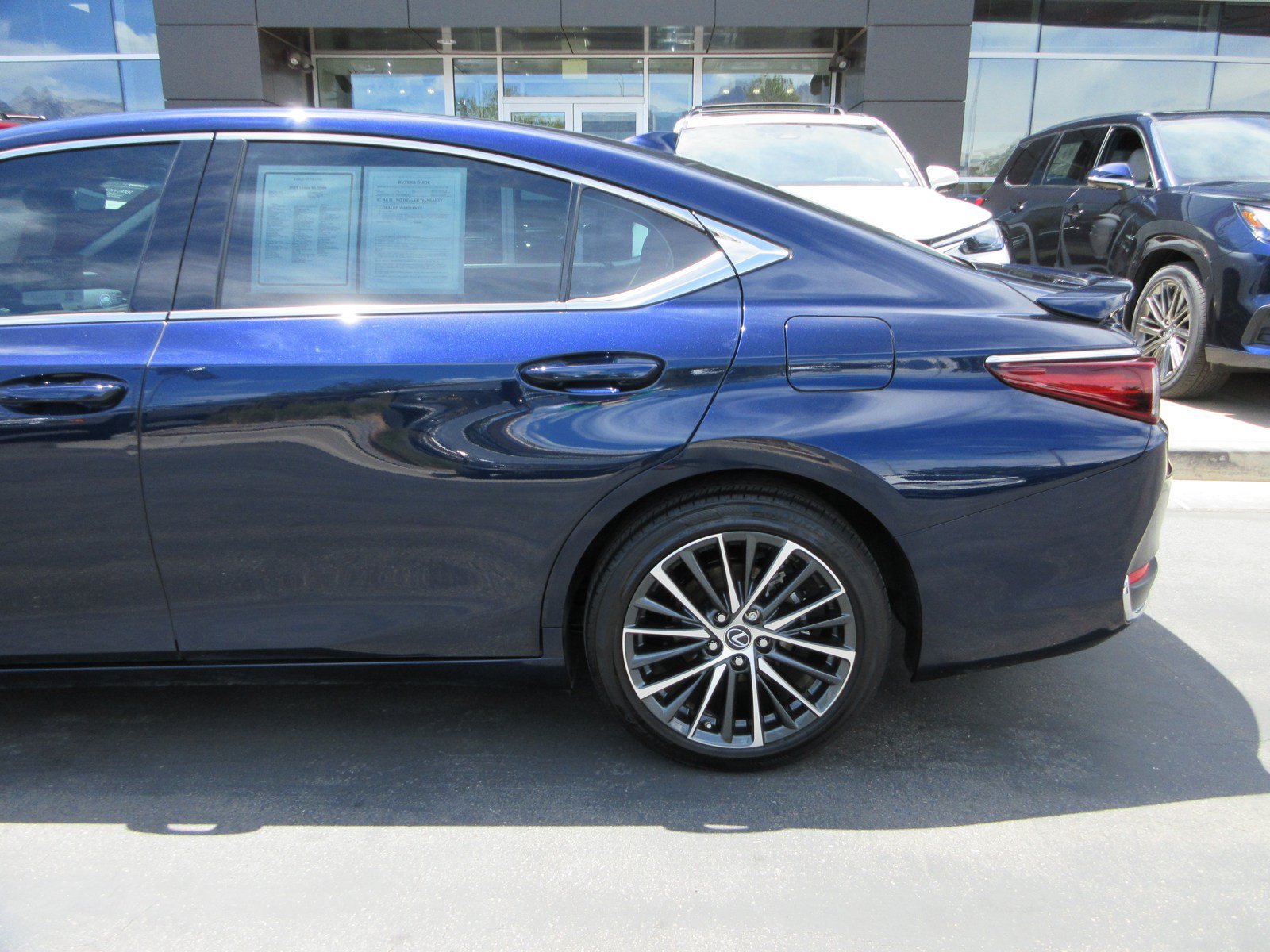 Used 2025 Lexus ES 300h w/ Premium Package FWD image 4