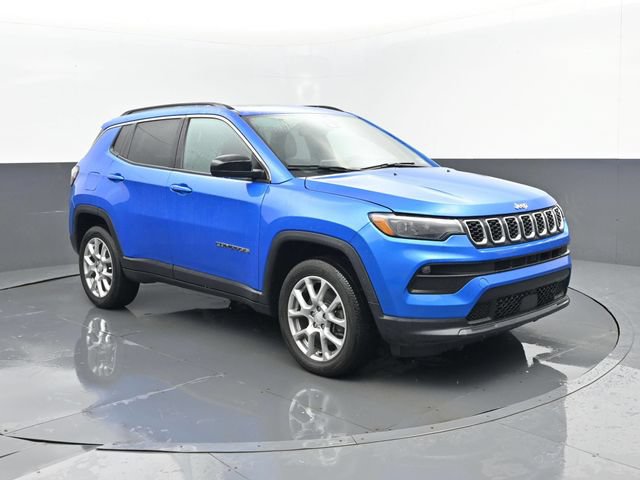 Used 2024 Jeep Compass Latitude w/ Sun and Sound Group AWD/4WD image 3