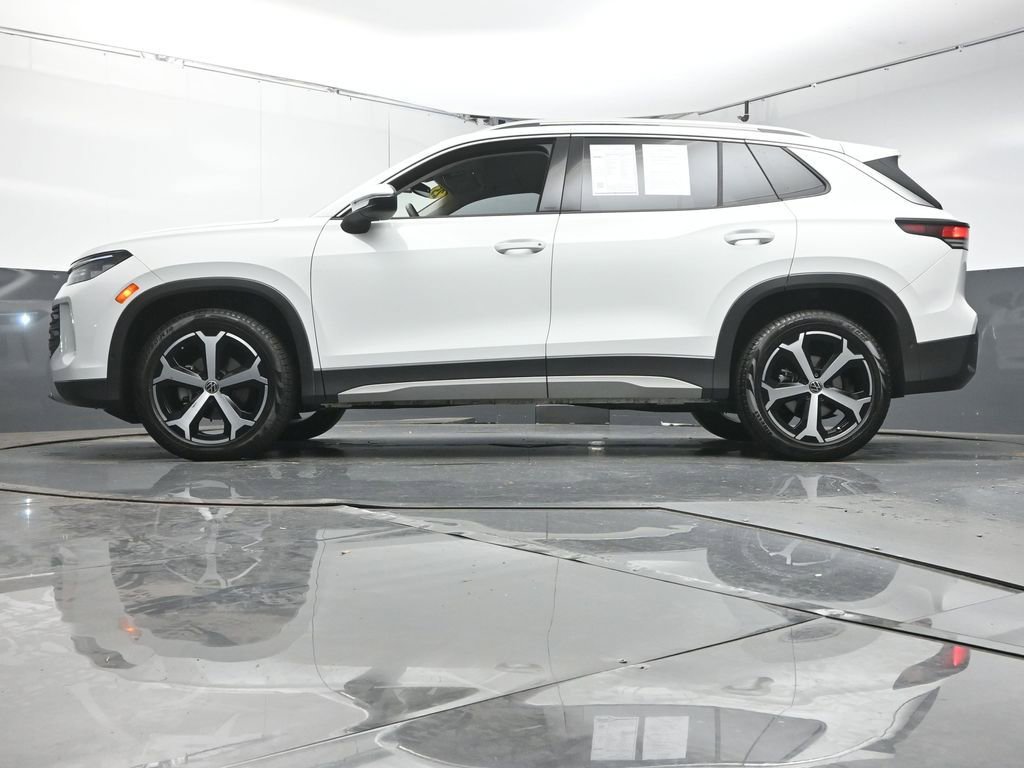 Used 2025 Volkswagen Tiguan SE image 37