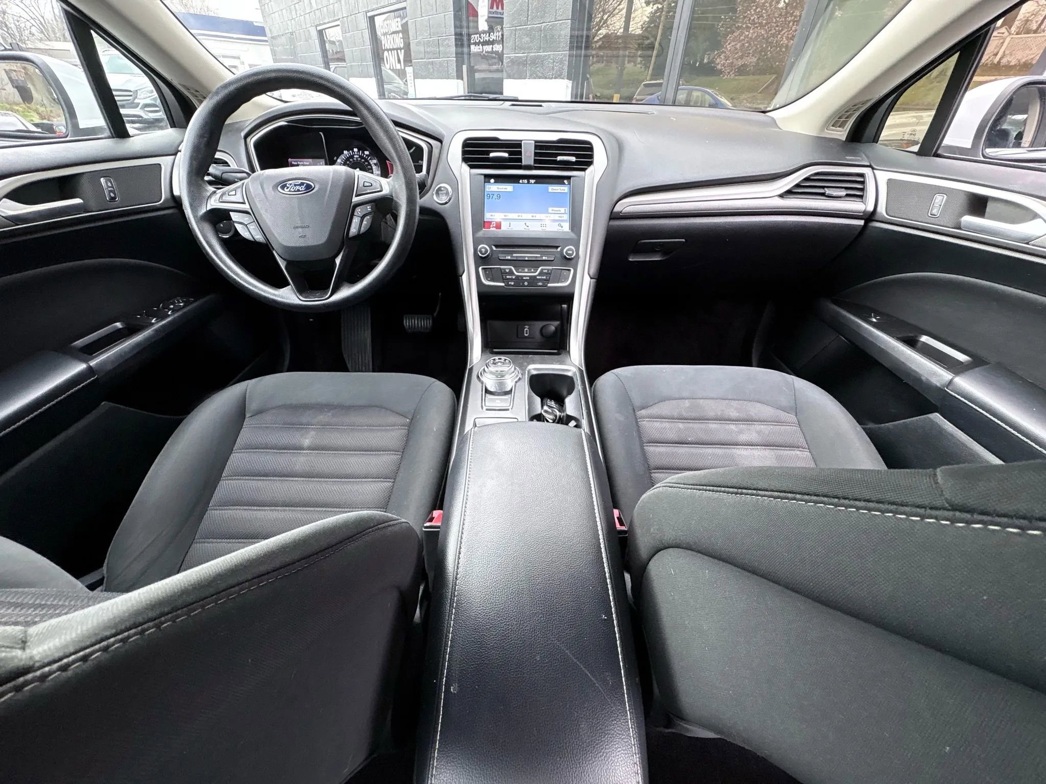 Used 2017 Ford Fusion SE w/ Fusion SE Technology Package image 24