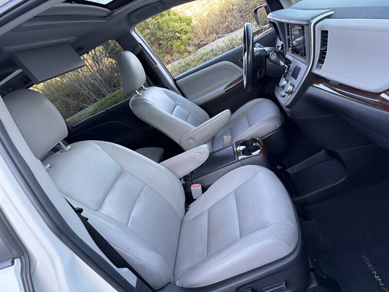 Used 2015 Toyota Sienna Limited Premium FWD image 14