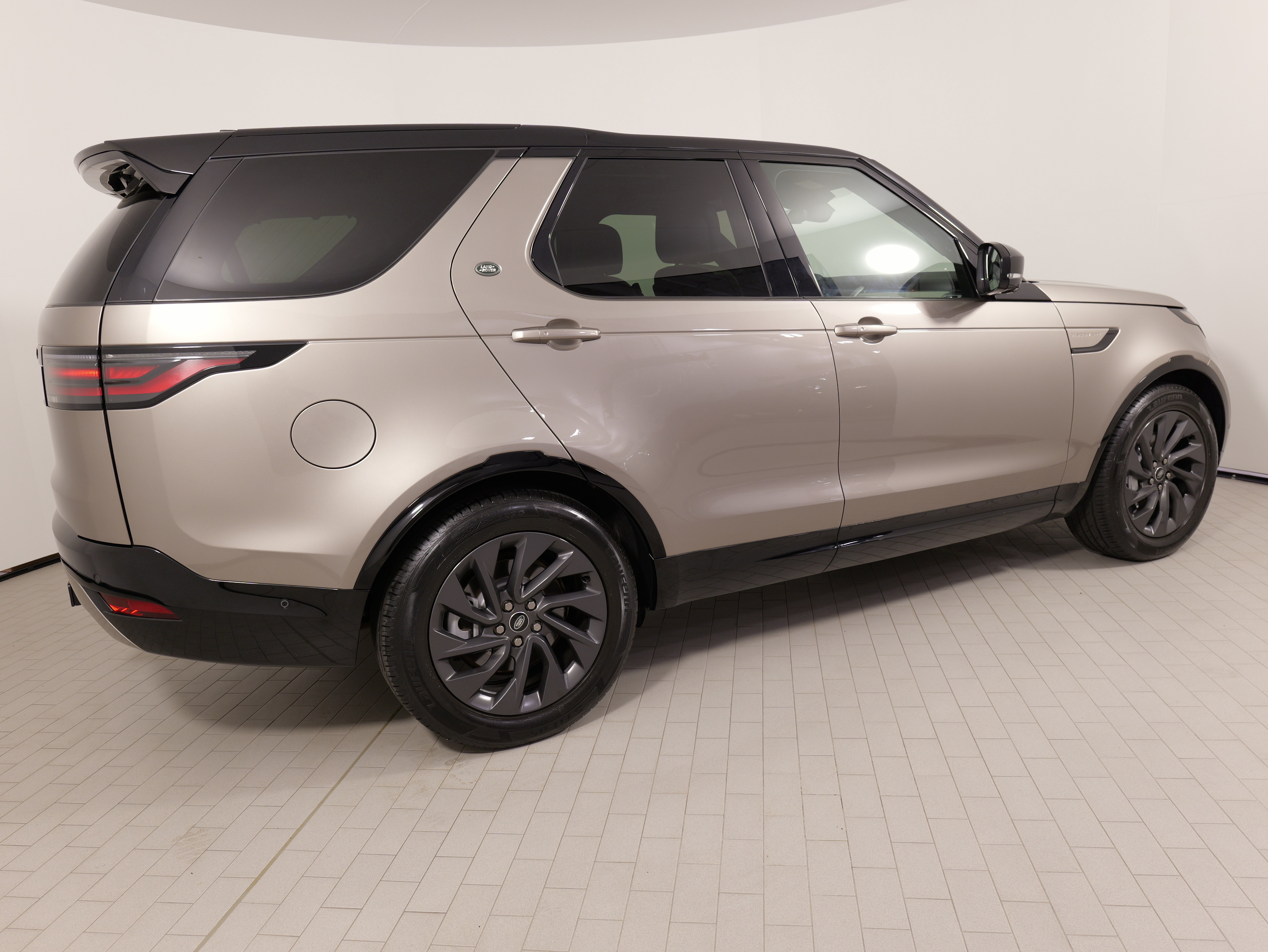Used 2023 Land Rover Discovery S R-Dynamic AWD/4WD image 11