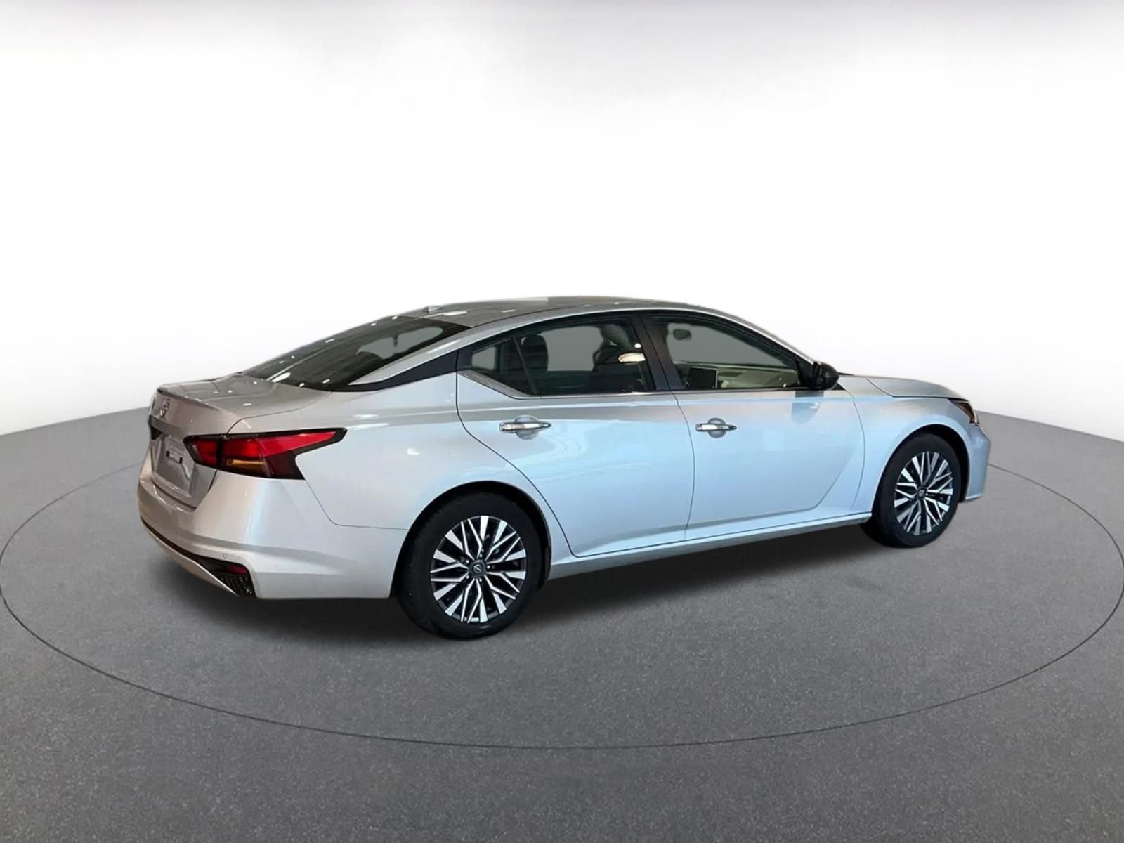 Used 2025 Nissan Altima 2.5 SV image 15