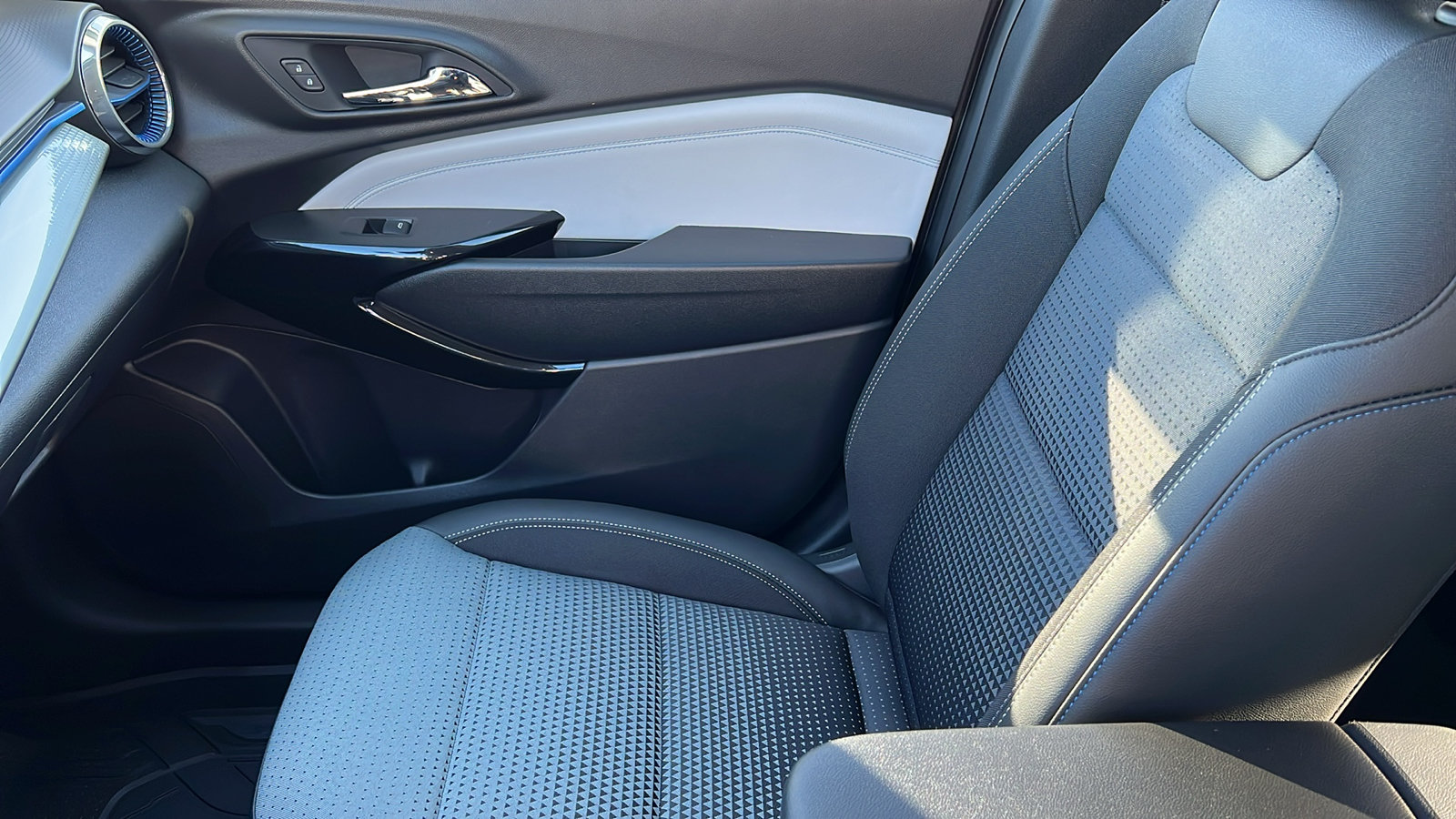 New 2026 Chevrolet Trax LT w/ LT Convenience Package FWD image 19
