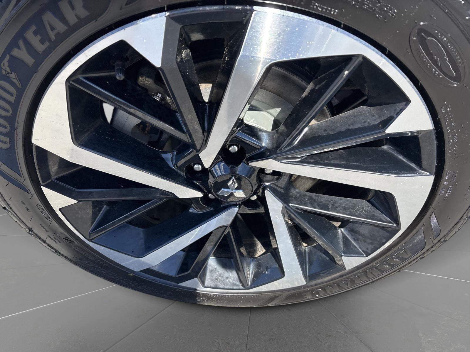 Used 2024 Mitsubishi Outlander 4WD Plug-In Hybrid image 8