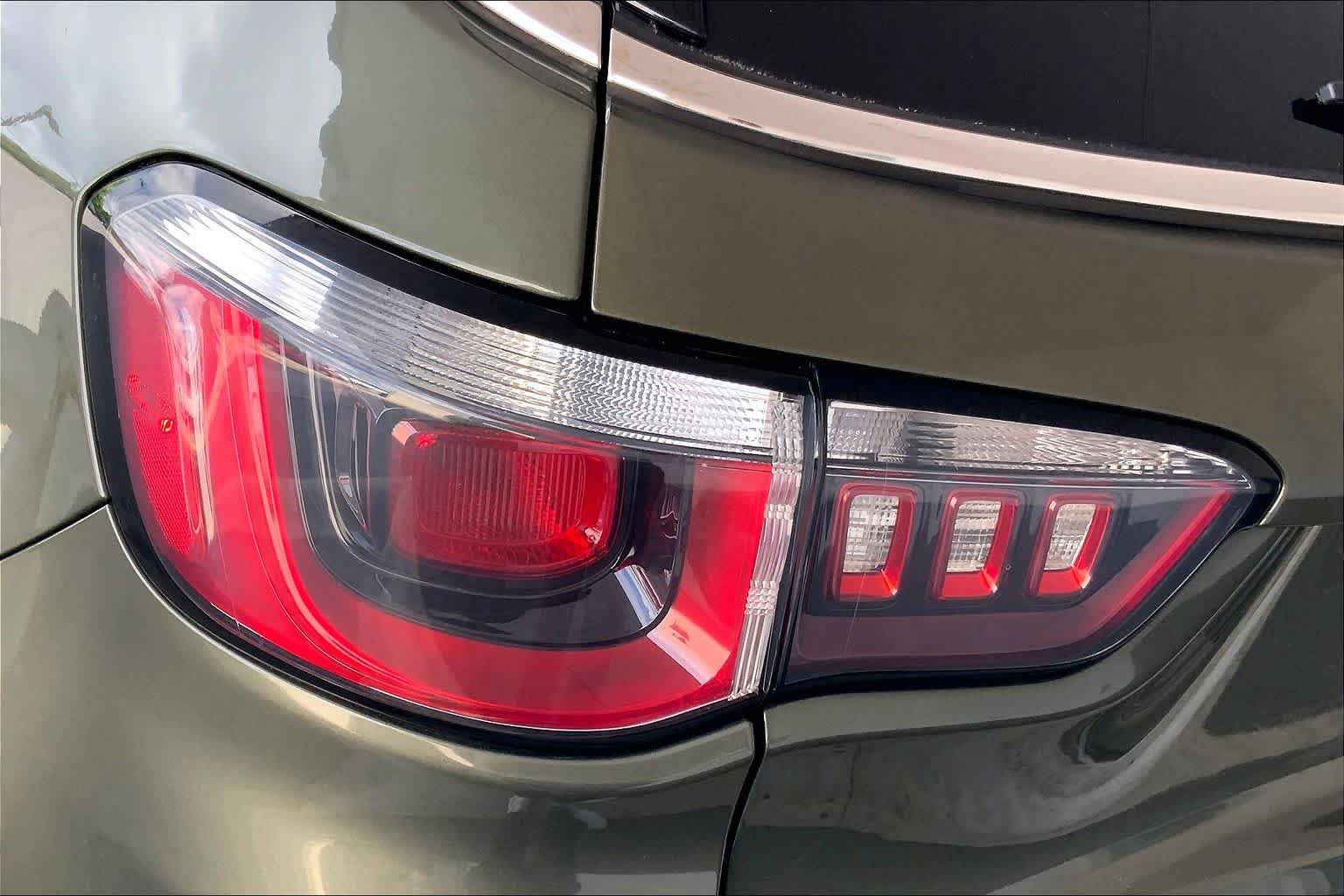 Used 2018 Jeep Compass Latitude w/ Popular Equipment Group FWD image 29