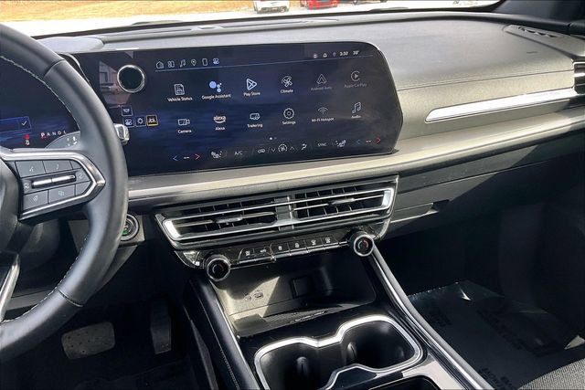 Used 2025 Chevrolet Traverse LT image 6