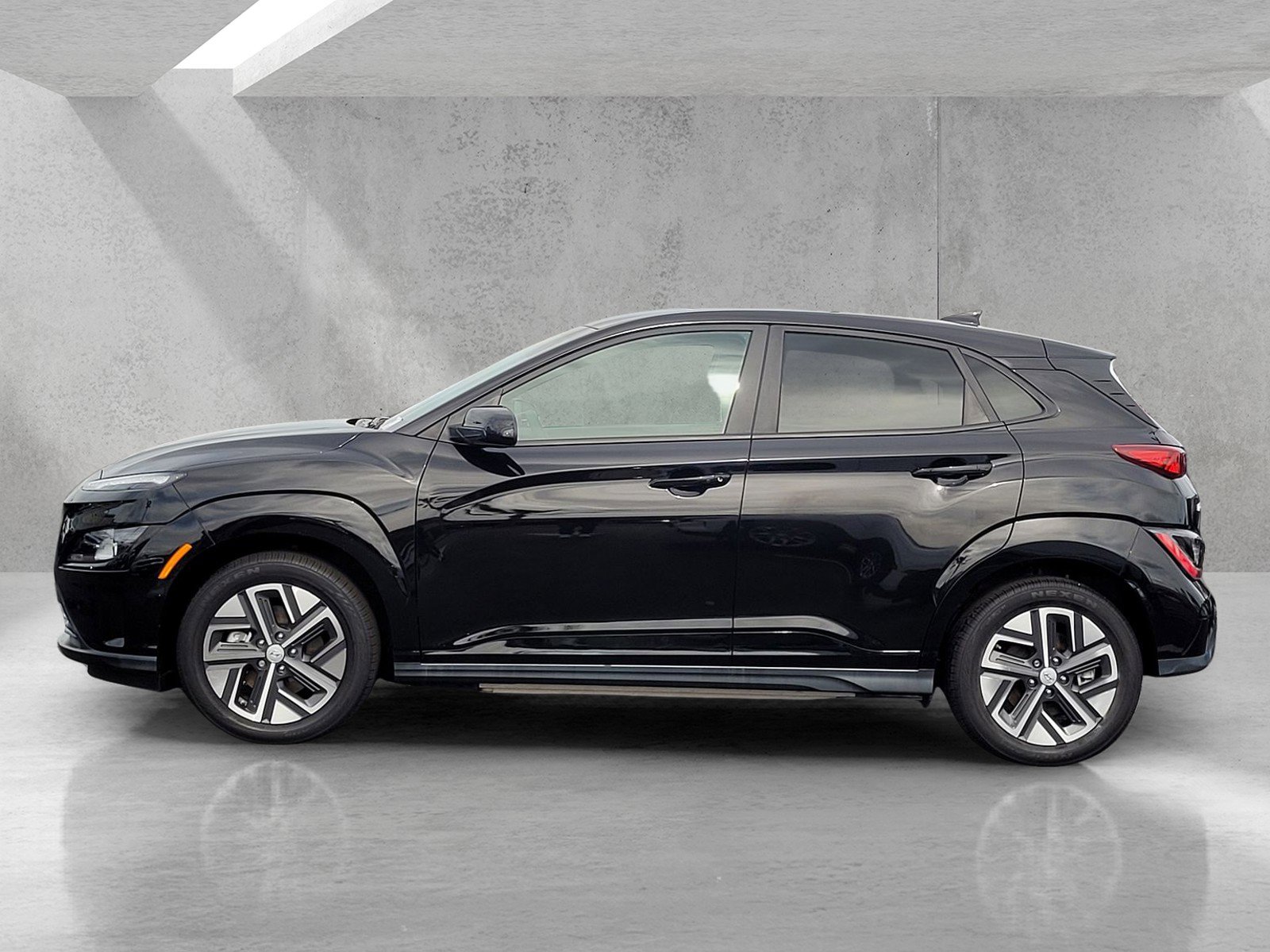 Used 2023 Hyundai Kona SE image 7