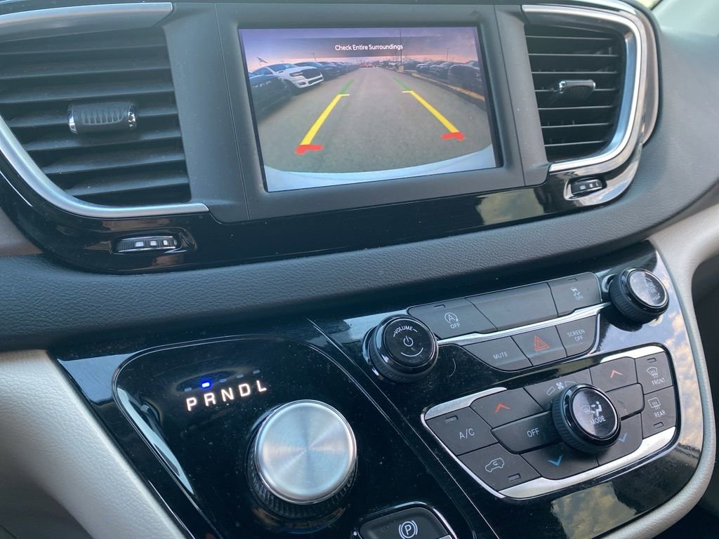 Used 2023 Chrysler Voyager LX image 18