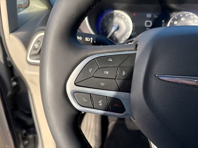 Used 2023 Chrysler Pacifica Touring-L FWD image 22