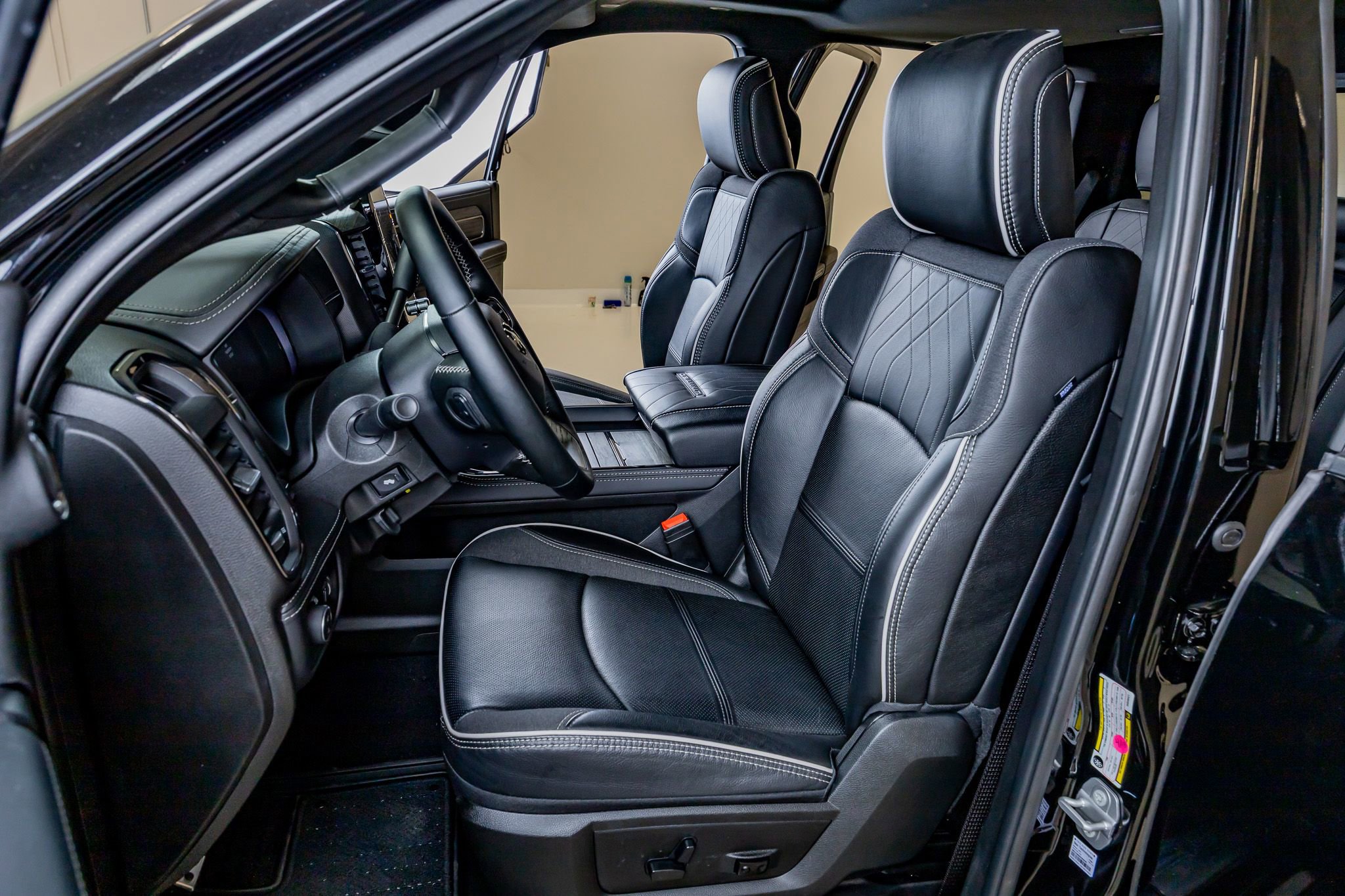 Used 2025 RAM 3500 Limited image 27