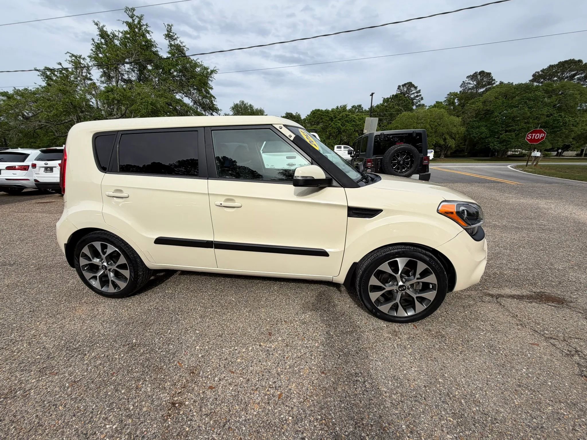 Used 2013 Kia Soul ! w/ Premium Pkg image 4