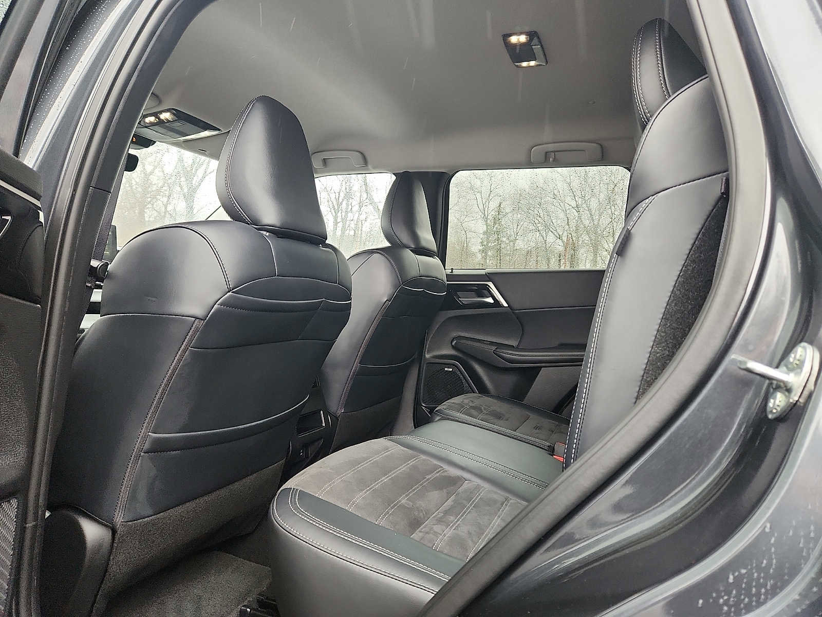 Used 2025 Mitsubishi Outlander SE image 10