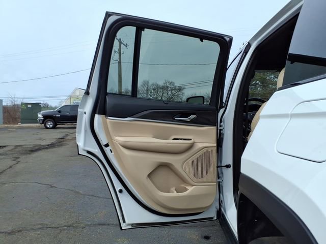 Certified 2023 Jeep Grand Cherokee Limited w/ Luxury Tech Group II image 13