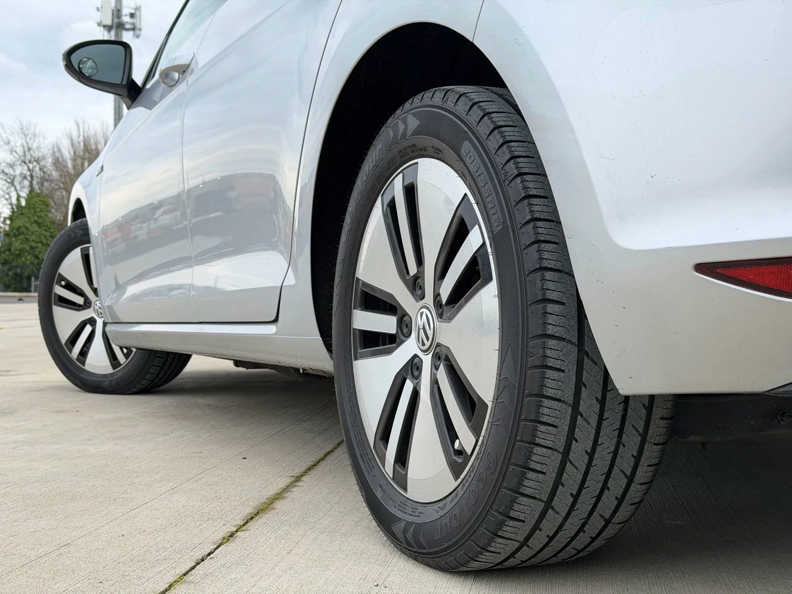 Used 2016 Volkswagen e-Golf SE image 30