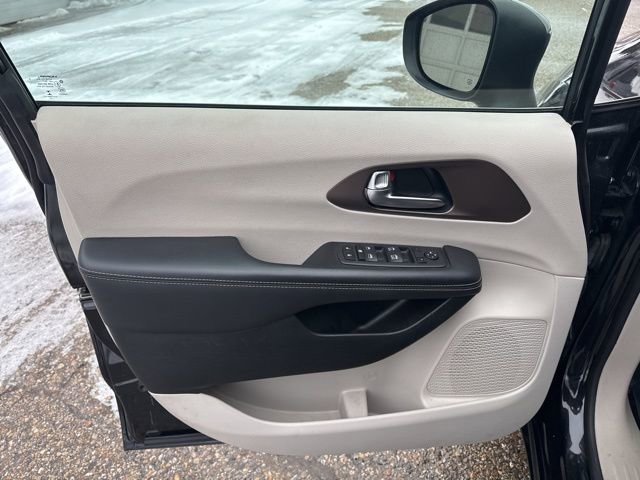Used 2023 Chrysler Voyager LX image 20