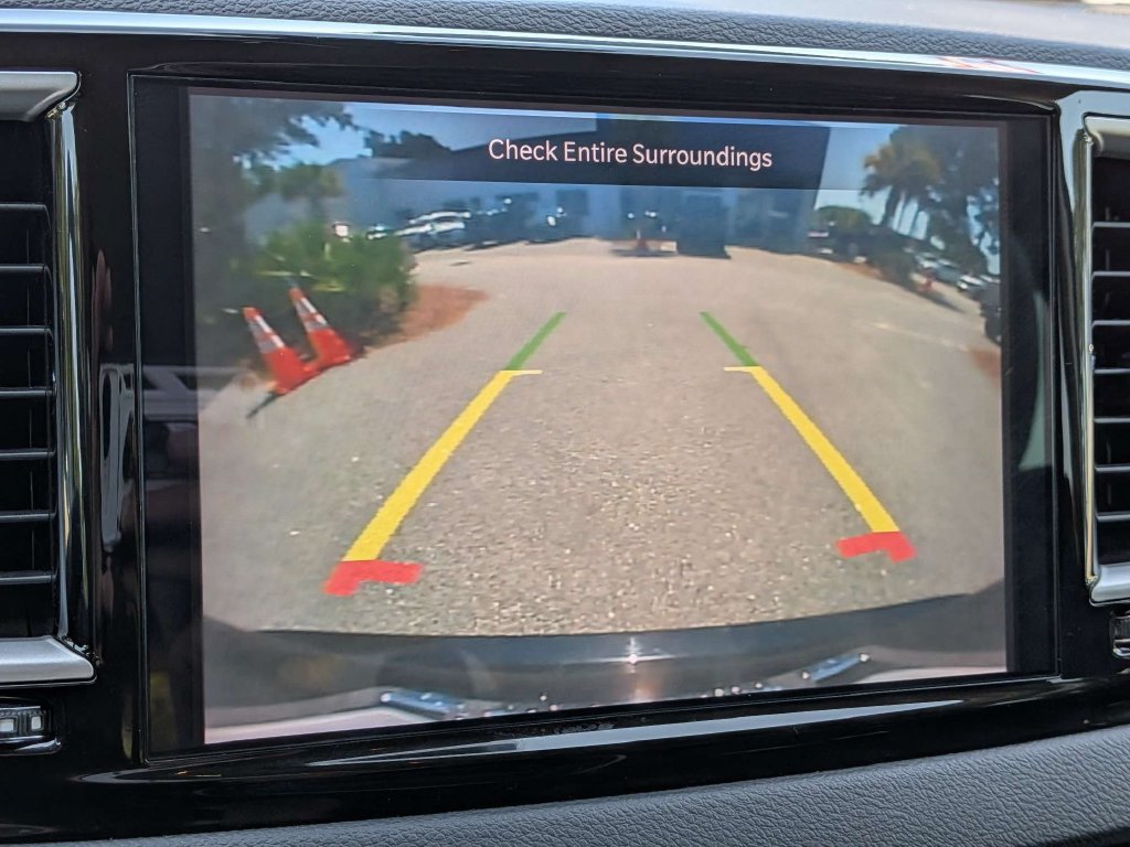 Used 2024 Chrysler Pacifica Touring-L FWD image 23