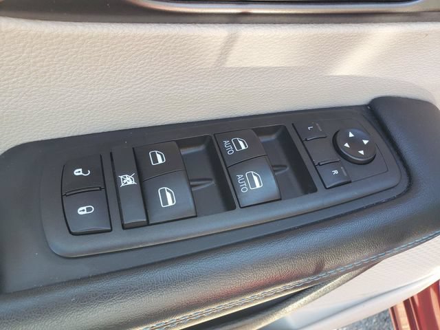 Used 2021 Chrysler Pacifica Touring w/ Cold Weather Group FWD image 10