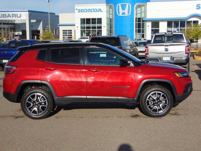 Used 2025 Jeep Compass Trailhawk AWD/4WD image 4