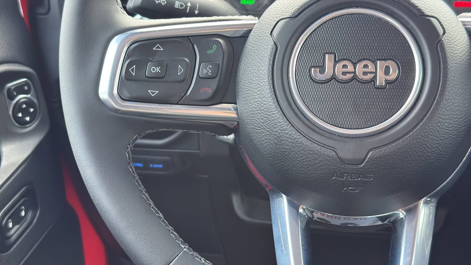 Used 2025 Jeep Wrangler Unlimited Sahara AWD/4WD image 16