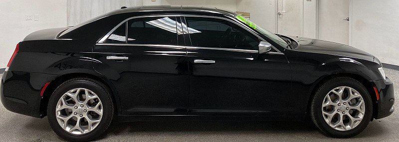 Used 2017 Chrysler 300 C Platinum image 4