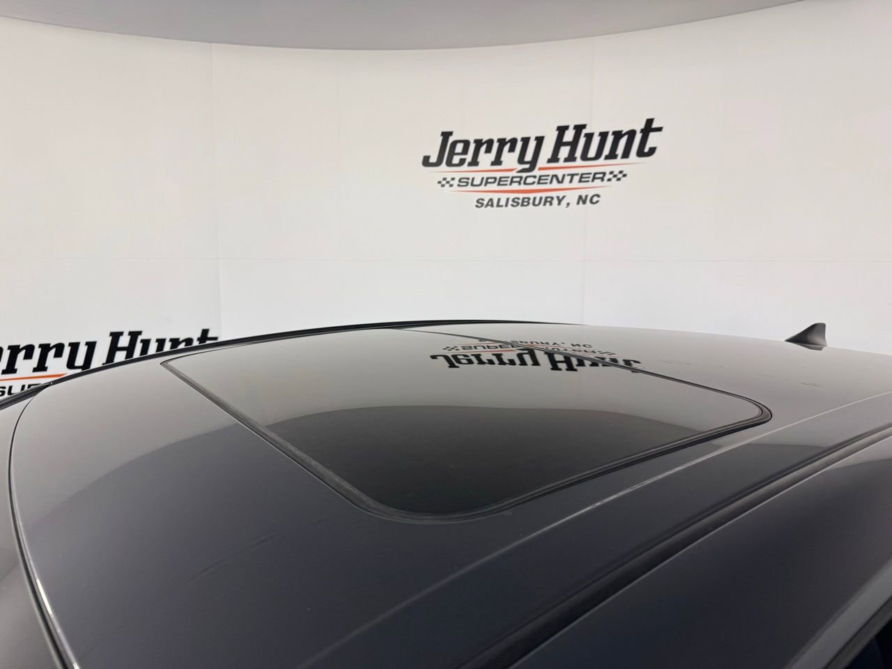 Used 2025 Toyota Camry SE w/ Convenience Package image 6