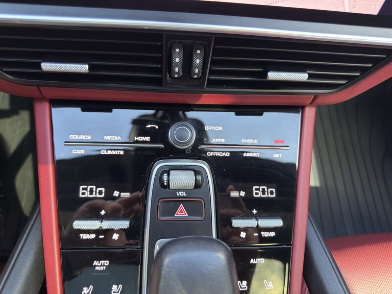 Used 2022 Porsche Cayenne GTS AWD/4WD image 40