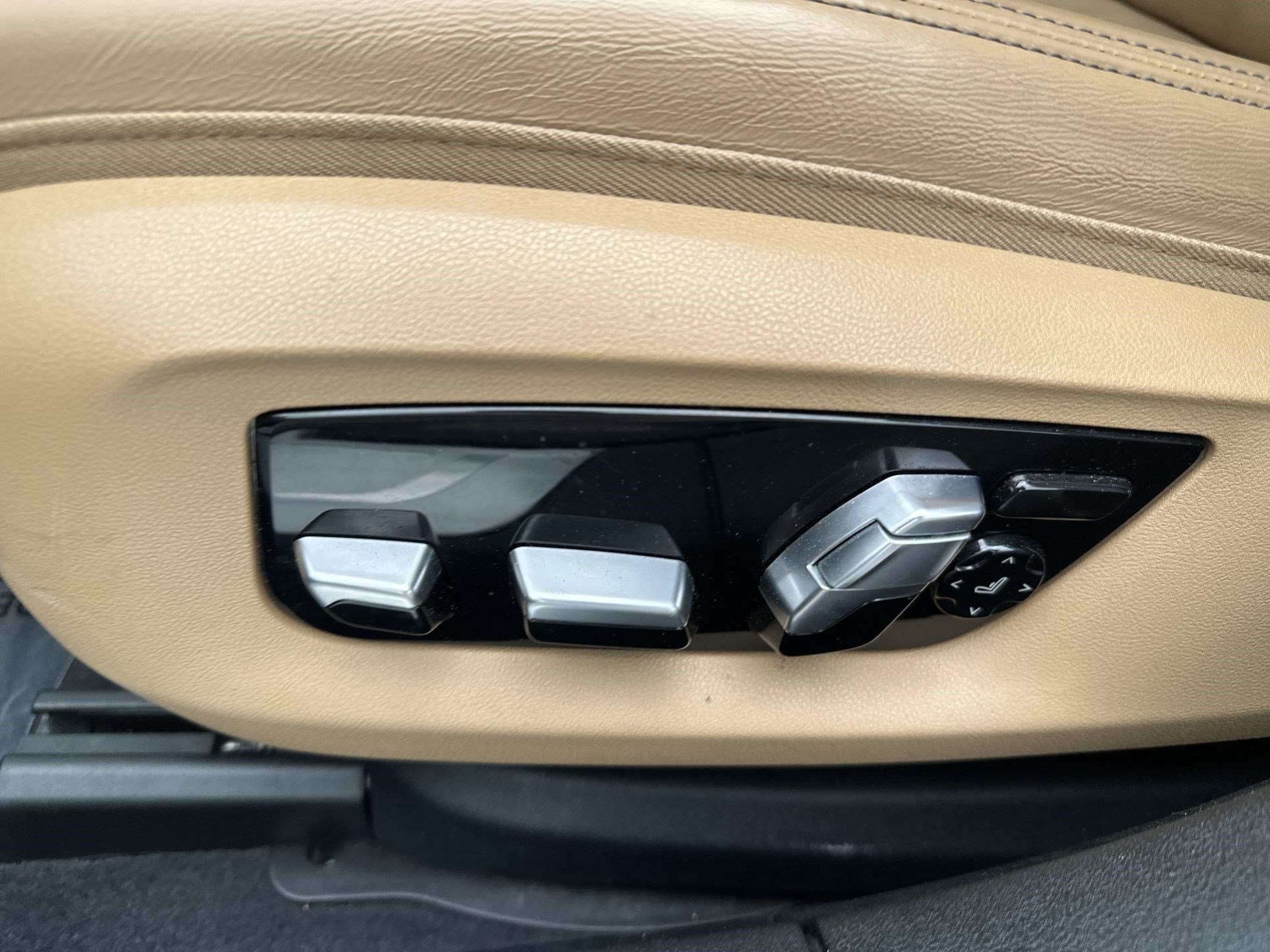 Used 2022 BMW 740i w/ Premium Package RWD image 14