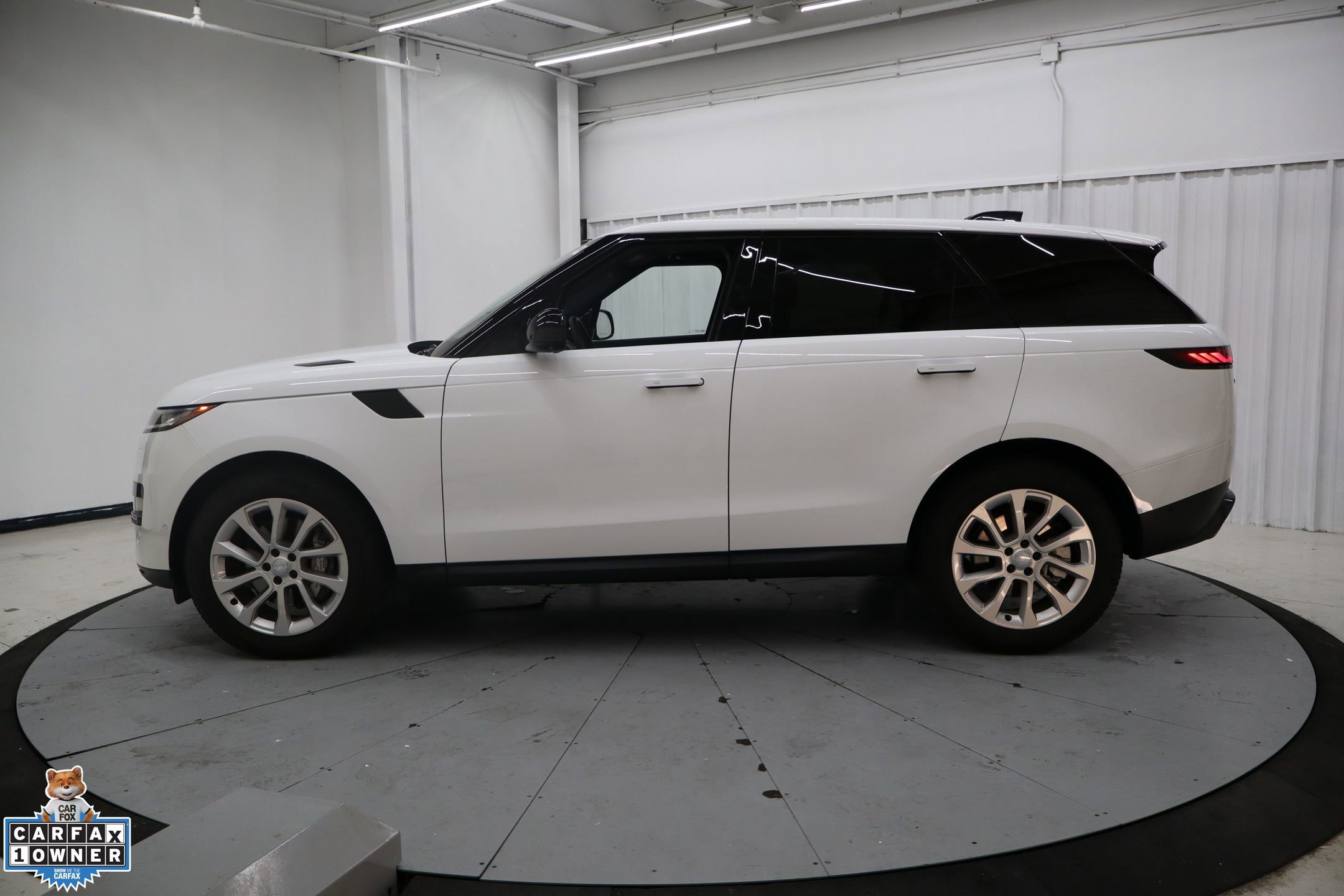 Used 2025 Land Rover Range Rover Sport SE AWD/4WD image 7