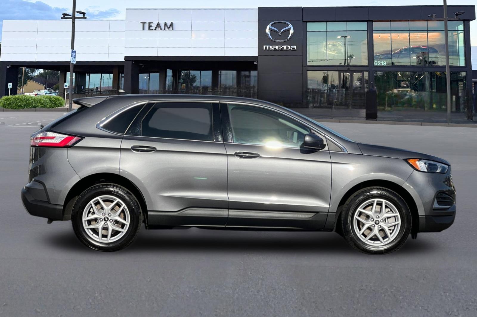 Used 2024 Ford Edge SEL image 3