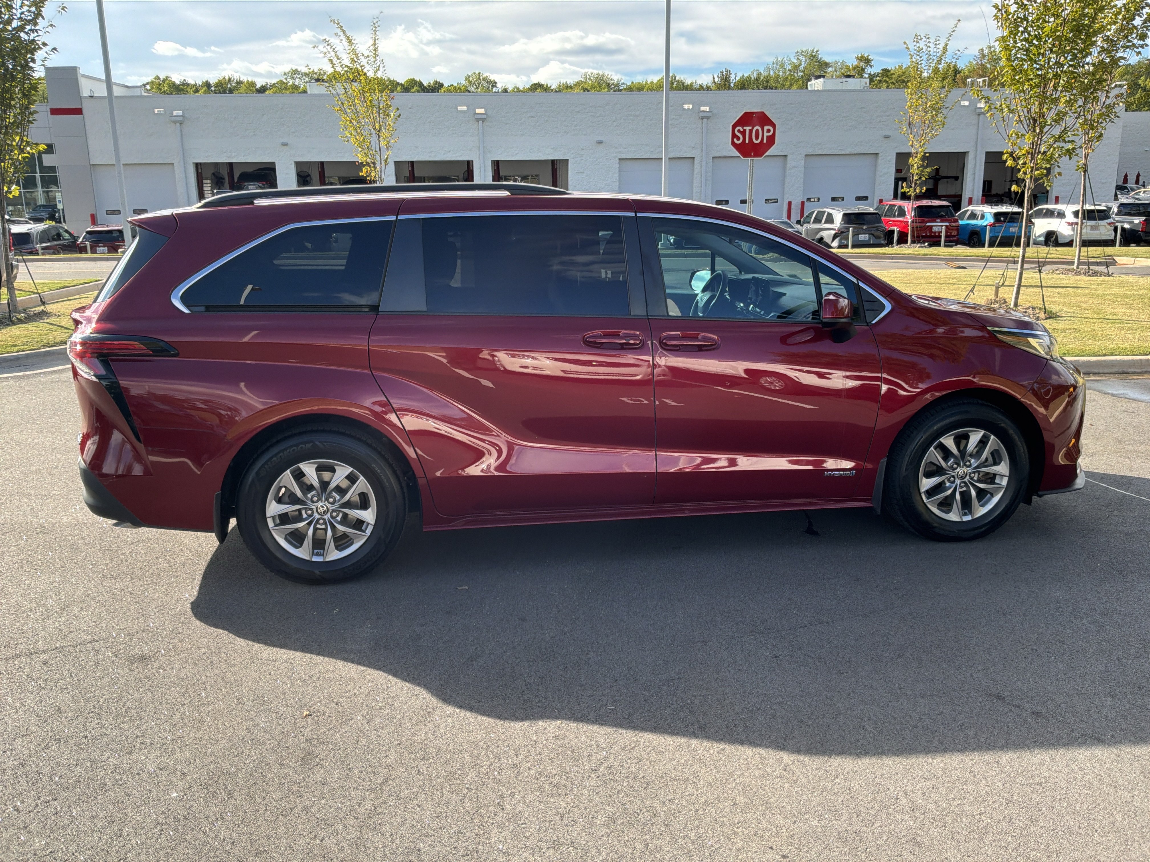 Used 2021 Toyota Sienna LE AWD/4WD image 11