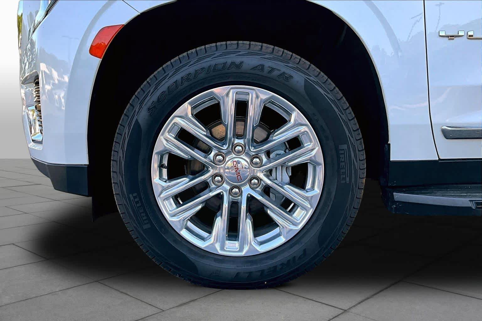 Used 2021 GMC Yukon SLT w/ SLT Premium Package AWD/4WD image 11