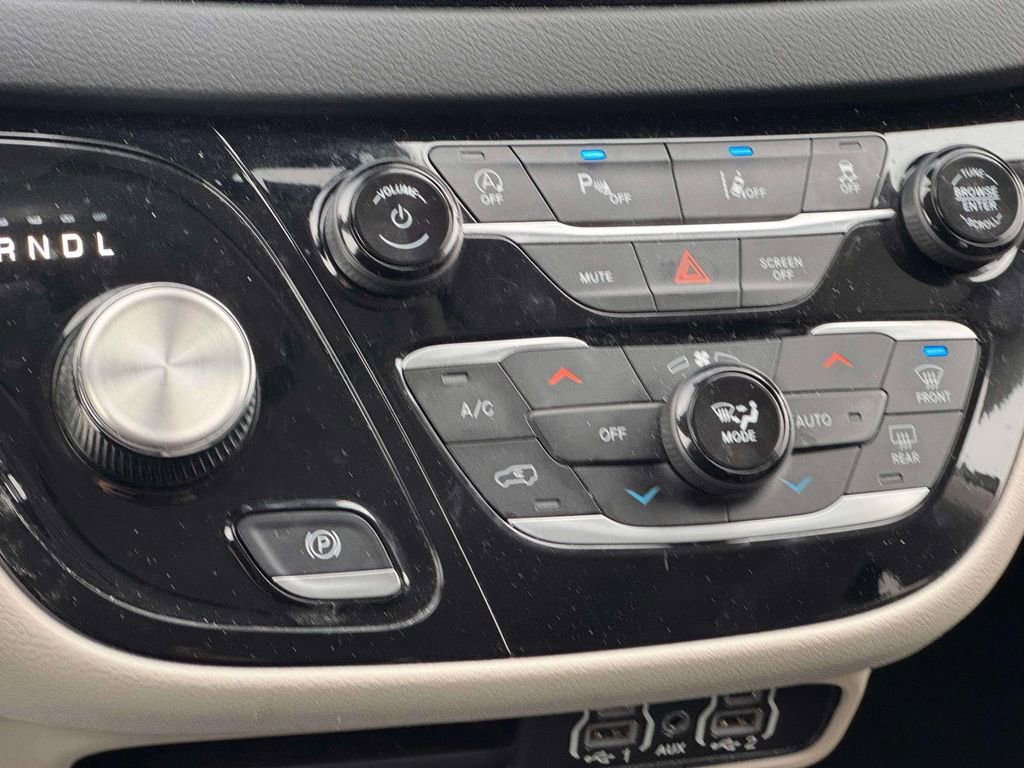 Used 2023 Chrysler Pacifica Touring-L image 21