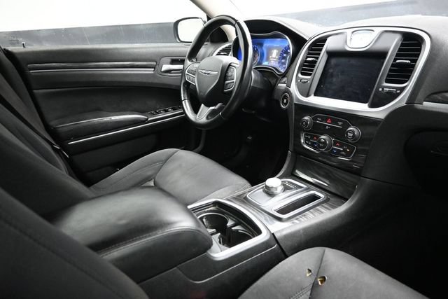 Used 2019 Chrysler 300 Touring w/ Chrome Appearance Package RWD image 17