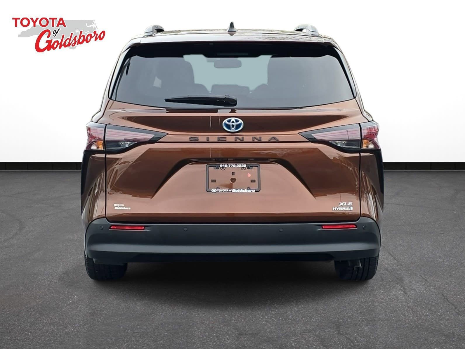 Used 2023 Toyota Sienna XLE image 6