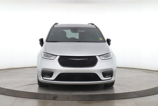 Used 2024 Chrysler Pacifica Premium FWD image 12