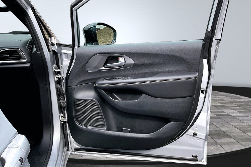 Certified 2026 Chrysler Pacifica Select FWD image 15