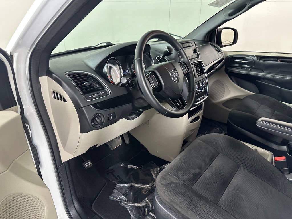 Used 2016 Dodge Grand Caravan SE FWD image 17