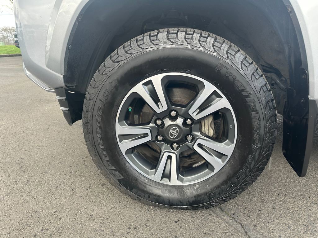 Used 2016 Toyota Tacoma TRD Sport w/ Premium & Technology Package AWD/4WD image 12