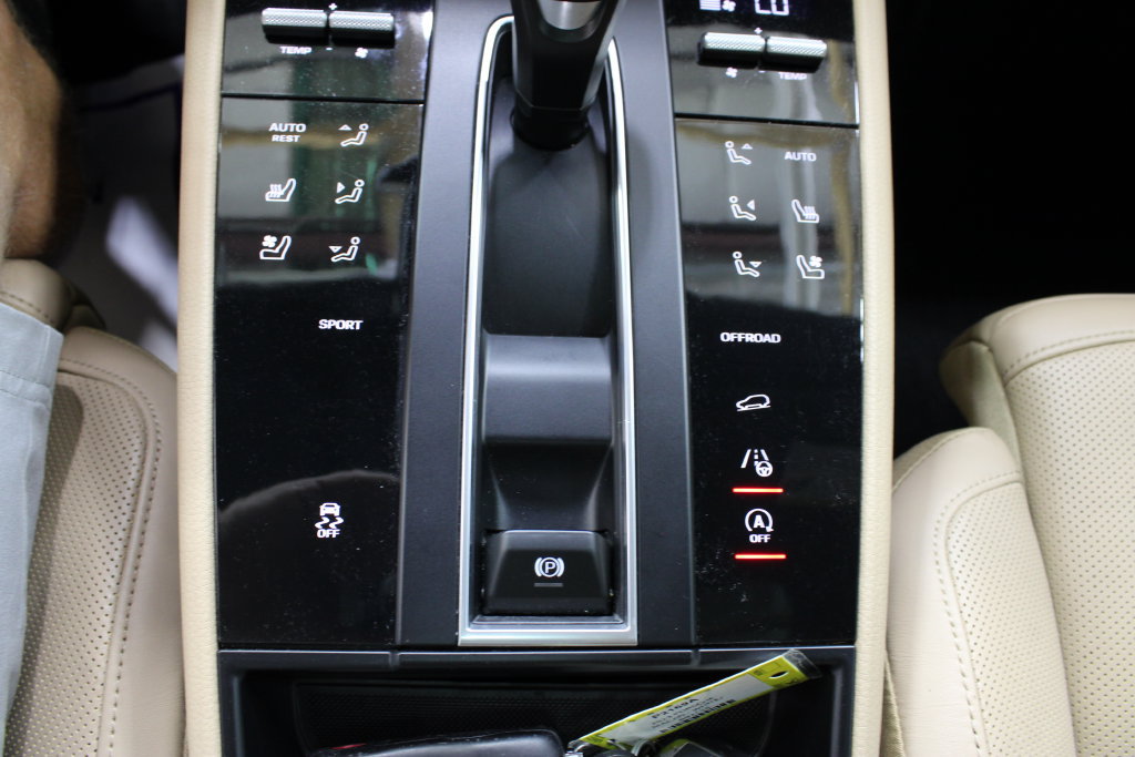 Used 2023 Porsche Macan AWD/4WD image 34