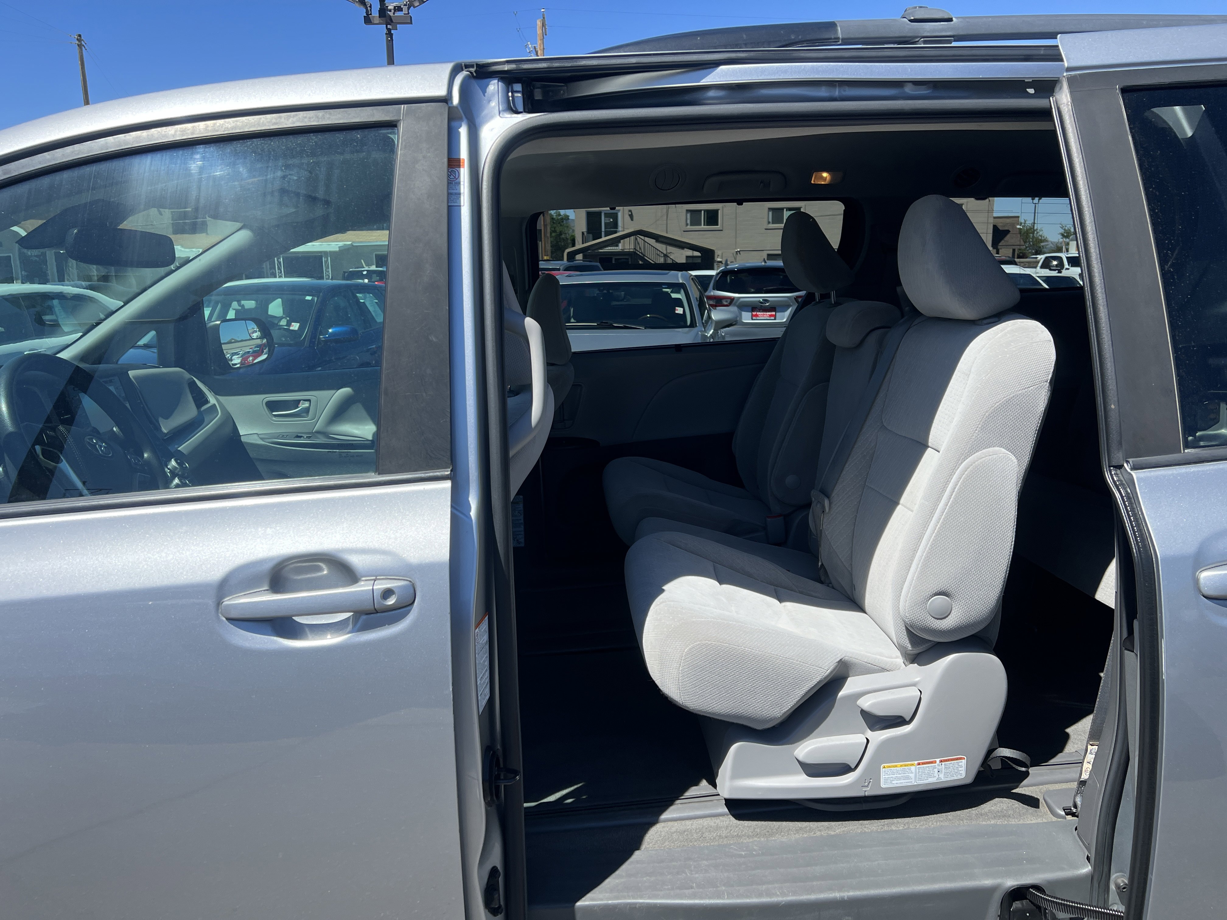 Used 2018 Toyota Sienna LE w/ Carpet Mat Package FWD image 12