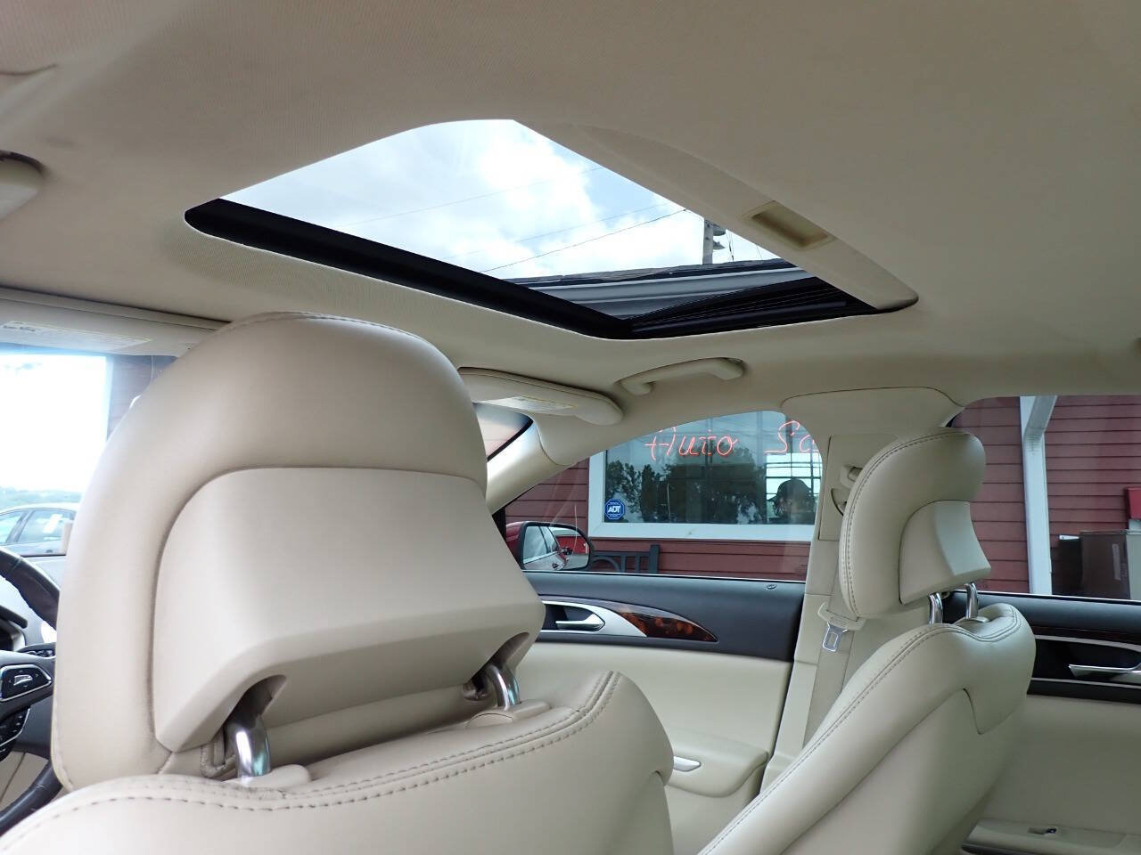 Used 2013 Lincoln MKZ FWD image 9