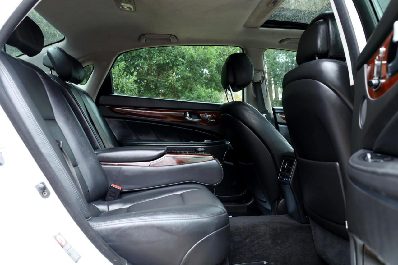 Used 2016 Hyundai Equus Signature image 18