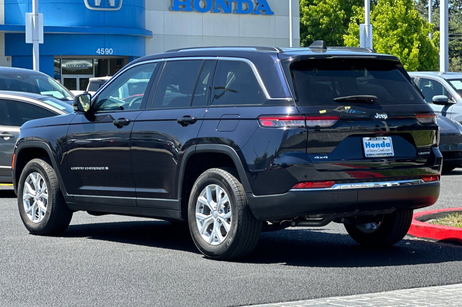 Used 2023 Jeep Grand Cherokee Limited w/ Trailer Tow Prep Group (B) AWD/4WD image 3