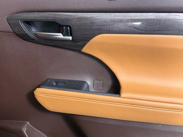 Used 2021 Toyota Highlander Platinum image 25