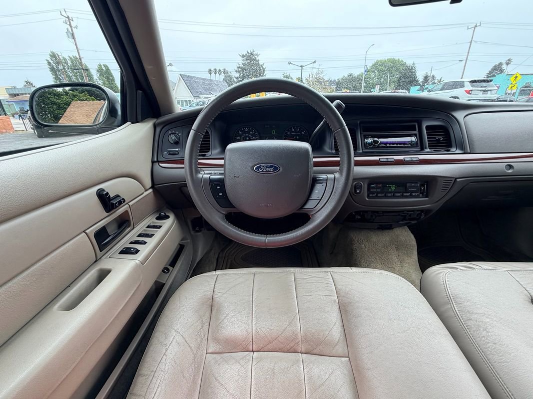 Used 2011 Ford Crown Victoria LX w/ Comfort Appearance Pkg RWD image 22